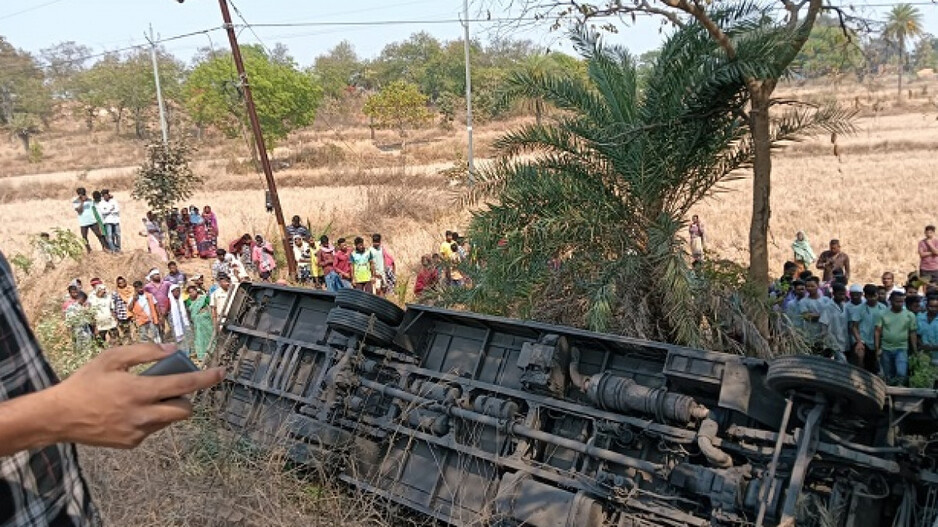 Bus Accident: ୧୫ ଫୁଟ୍‌ ତଳକୁ ଖସିଲା ବସ୍;  ଜଣେ ମୃତ, ୩୦ ଆହତ