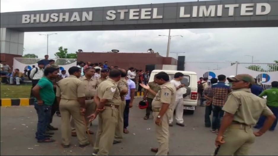 Irate villagers lock main gate of Bhushan Steel plant