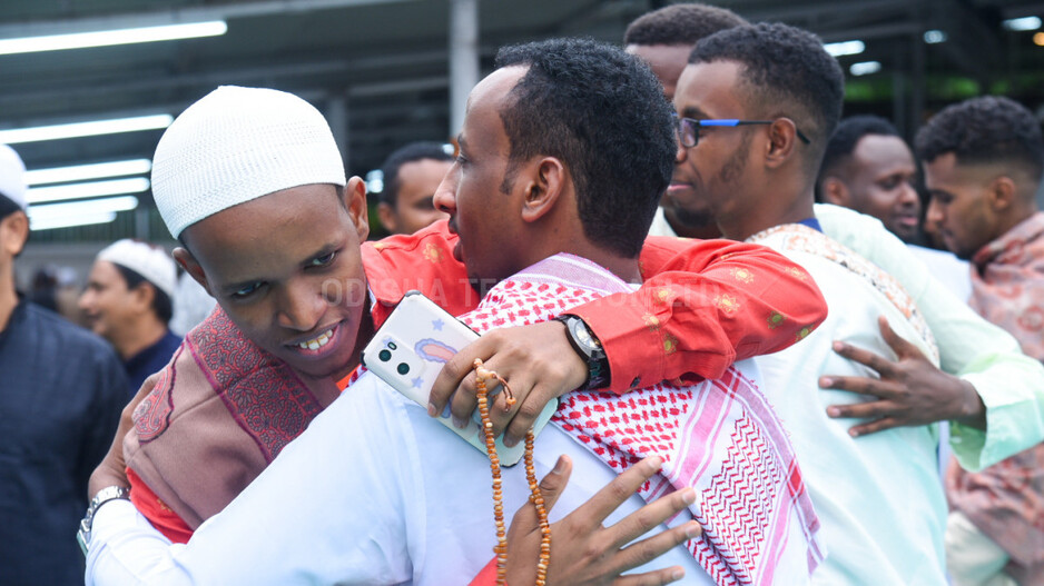 ଇଦ୍‌ରେ ଚଳଚଞ୍ଚଳ ସବୁ ମସଜିଦ୍‌; ପରସ୍ପରଙ୍କୁ ଆଲିଙ୍ଗନ କରି ଜଣାଇଲେ ଶୁଭେଚ୍ଛା