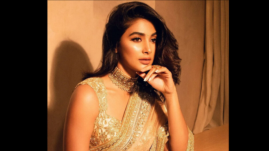 Pooja Hegde: ଆଇଭରୀ ଗୋଲ୍ଡେନ୍ ଶାଢି ଲୁକ୍‌ରେ ଚମକେଇଲେ ପୂଜା ହେଗ୍‌ଡେ