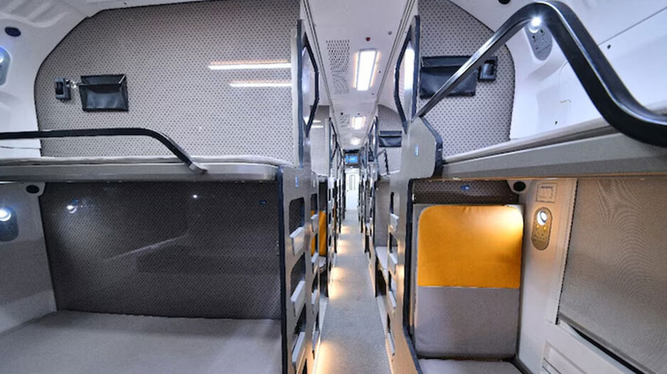 Vande bharat sleeper train complete first look with high tech features 