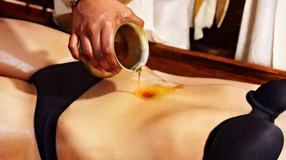 Naval massage with oil: ନାଭିରେ କରନ୍ତୁ ଏହି ତେଲ ମାସିଲ, ଜମା ବି ଫାଟିବ ନାହିଁ ଚର୍ମ