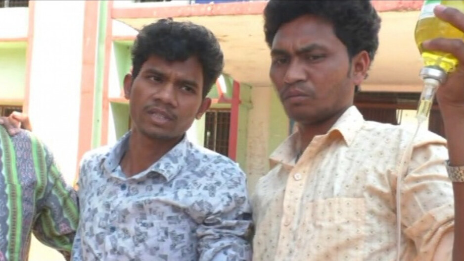School Teacher with Saline: ଅଭାବନୀୟ...ଛୁଟି ମିଳିଲାନି, ସାଲାଇନ ଲଗାଇ ସ୍କୁଲ ଆସିଲେ ଶିକ୍ଷକ...!