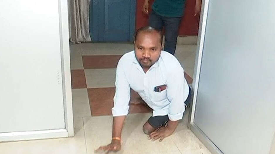 Differently Abled Person: ଦିବ୍ୟାଙ୍ଗଙ୍କ ପାଇଁ ନିର୍ଦ୍ଦୟ ଶିକ୍ଷା ବିଭାଗ...ଦେଢ଼ ବର୍ଷ ପରେ ବି ଘୁଞ୍ଚୁନି ବଦଳି ଫାଇଲ୍