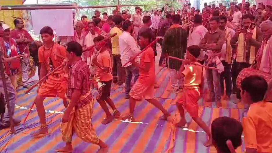 Holi Celebration: ଯାଦବ ହୋଲିରେ ବାଡ଼ି ଖେଳ....ଏକ ନିଆରା ପରମ୍ପରା...