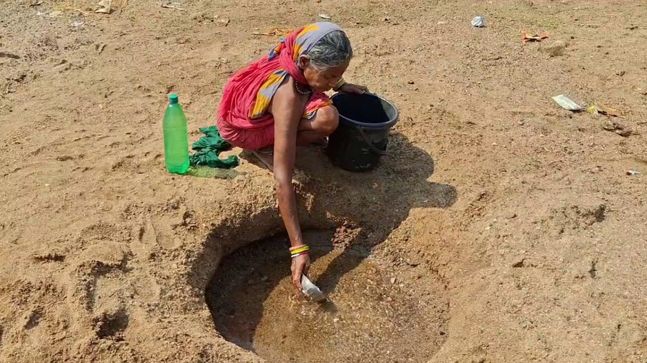 Water Scarcity in Ganjam Village: ଡହଡହ ଖରାରେ ପାଣି ଟୋପେ ଖୋଜିବାକୁ ଗରା ମାଠିଆ ଧରି ବୁଲୁଛନ୍ତି ଲୋକେ