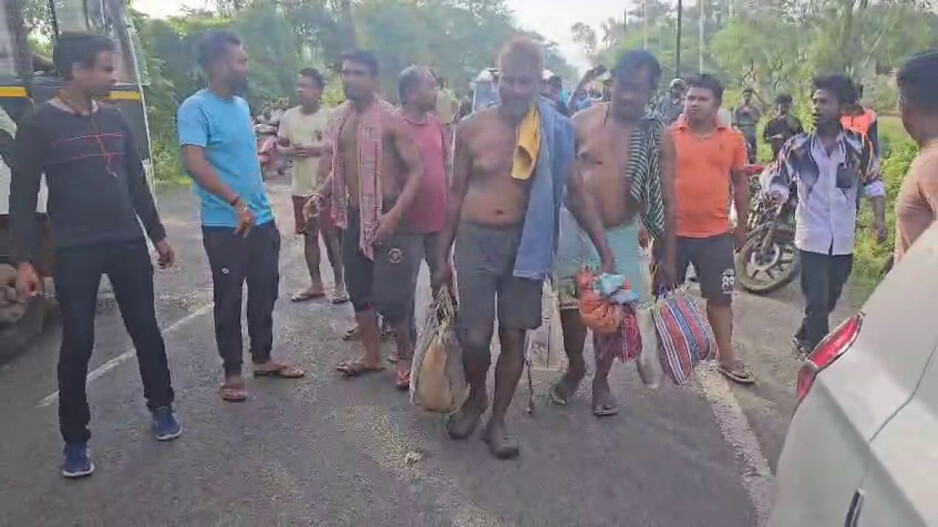 Beef Traders Arrested: ଗୋ-ମାଂସ ବେପାରୀଙ୍କ ମୁହଁରେ ଗୋବର ବୋଳି ଗାଁ ବୁଲାଇଲେ ଲୋକେ