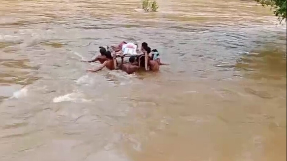 Poor Health Service: ଛାତି ଥରା ଦୃଶ୍ୟ...ବଢ଼ିଲା ନାଳରେ ଗୁରୁତର ରୋଗୀକୁ ଖଟିଆରେ ନେଲେ ଗ୍ରାମବାସୀ