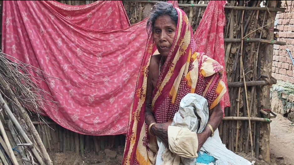 Living in Broken House: ସମସ୍ତେ ଆରପାରିରେ...ଭଙ୍ଗା କୁଡ଼ିଆରେ କଟୁଛି ବୁଢ଼ୀ ମାଉସୀର ଅଭିଶପ୍ତ ଜୀବନ