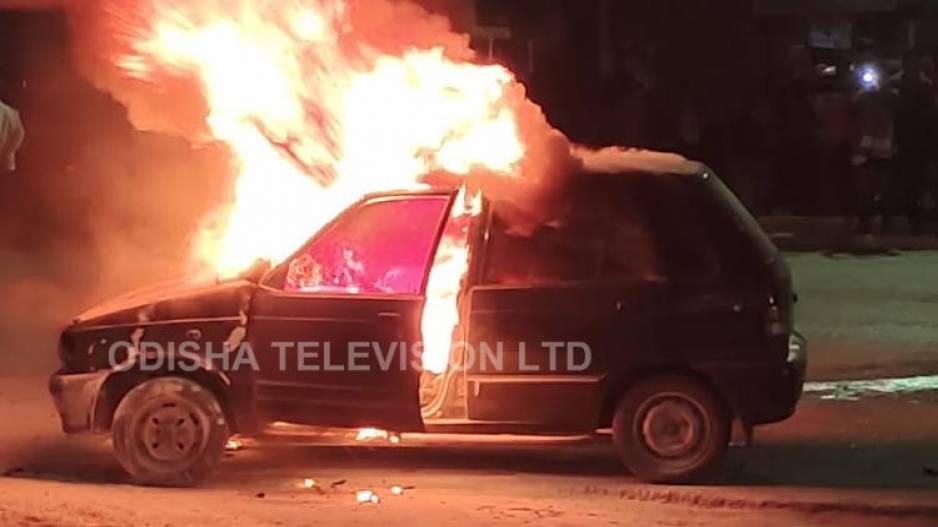 Watch: Moving Car Catches Fire In Bargarh, Close Shave For Driver Watch: Moving Car Catches Fire In Bargarh, Close Shave For Driver
