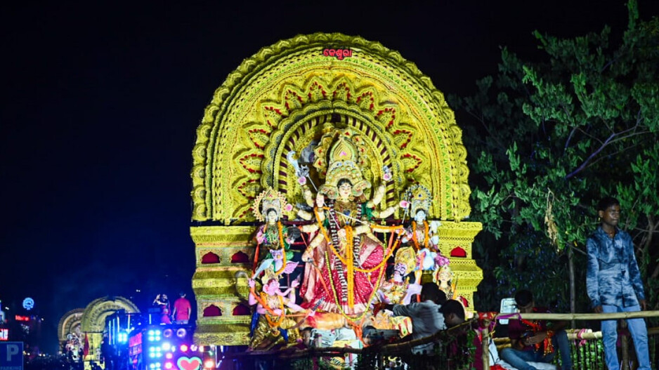 ମେଲାଣି ନେଲେ ମା' ଦଶଭୂଜା; ଜାକଜମକରେ ସରିଲା ଭସାଣ ଉତ୍ସବ