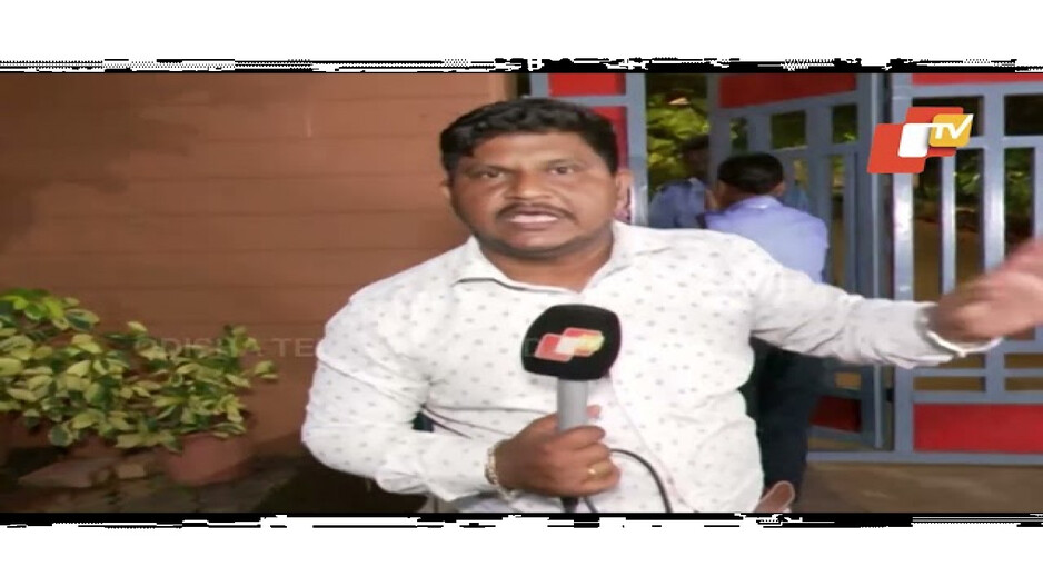 କ୍ୟାମ୍ପସ ଭିତରକୁ ଗଲେ ବରିଷ୍ଠ ପୋଲିସ ଅଧିକାରୀ