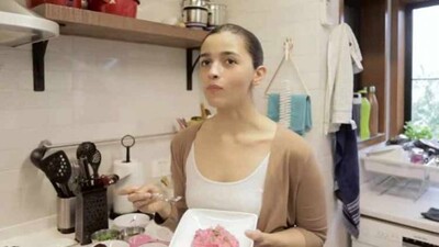 Alia-Bhatt eating