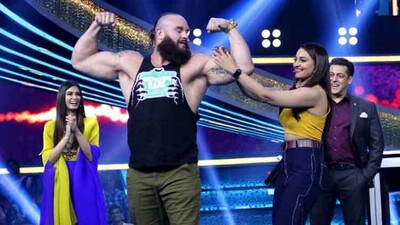 Braun-Strowman-on-Dus-Ka-Dum-with-Salman-Khan