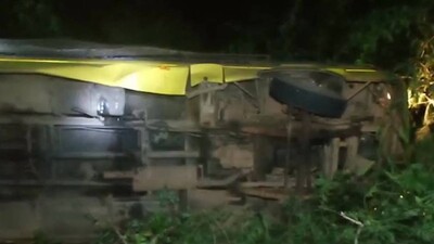 Bus-Overturns
