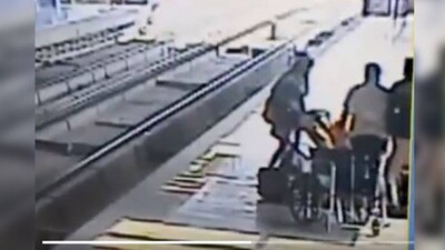 Timely Action Of CISF Jawan Saves Precious Life Of Delhi Metro Commuter