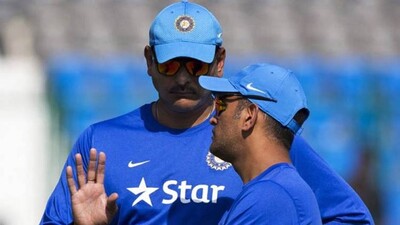 Dhoni-talking-to-Sashtri