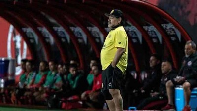 Diego-Maradona-up