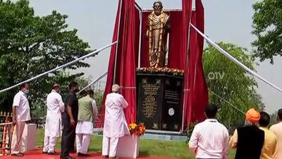 CM Naveen Patnaik unveiled life-size bronze statue of Utkalmani Pandit Gopabandhu Das in Cuttack on Utkal Divas