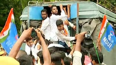 Chhatra Congress Activists Scuffle With Cops 