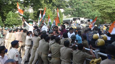 Congress scuffle with police in Bhubaneswar
