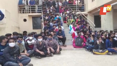 Keonjhar, Govt Engineering College Students Stage Dharna