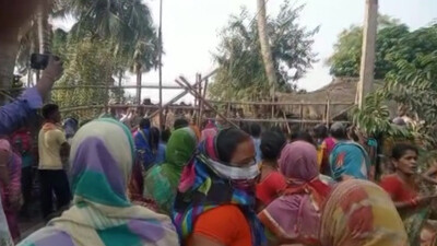 Women, Children Oppose Entry Of Police Into Dhinkia Village In Paradip