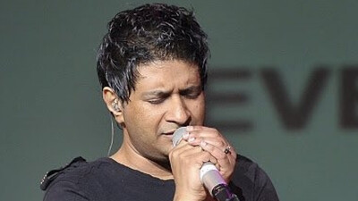 Shaan sings ‘Yaaron Dosti’, dedicates live performance to late singer KK