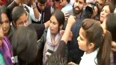 JNU Students scuffle with Press