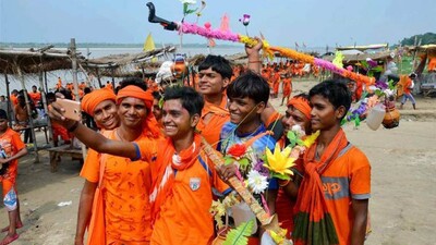 kanwariyas taking a selfie