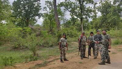 14 policemen injured in encounter with naxals, 13 untraceable
