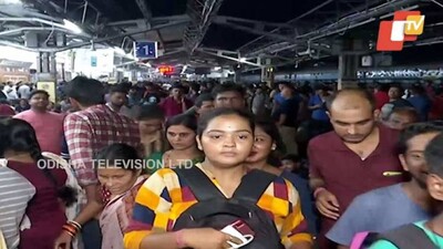 People-flee-Bhubaneswar-1