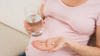 Pregnant-lady-taking-medici