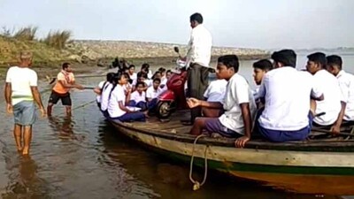 STudents-in-boat-22