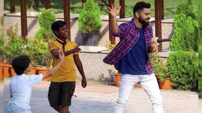 Virat-playing-Gully-cricket