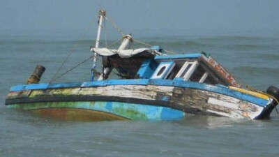 boat-capsize-up
