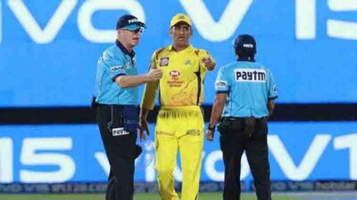 dhoni-umpire