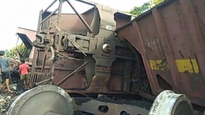 goods-train-derails