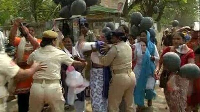 mahila-congress-protest