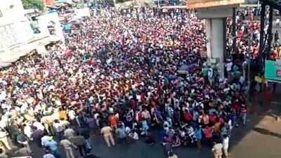 migrant labourers gather at Badra railway station
