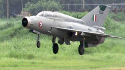 INDIAN AIRFORCE RUSSIAN MADE MIG-21 FIGHTER PLANE LANDS IN AMBALA.