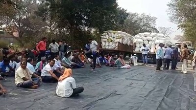 A group of farmers from Lakhanpur block in Jharsuguda district blocked NH- 49 today