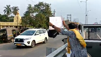 Black Flag Shown To VK Pandian's Carcade in Bhadrak 