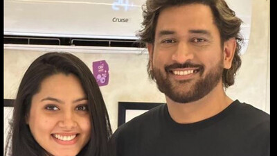 Ms Dhoni with fangirl