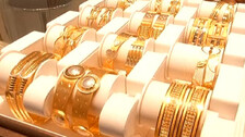 Gold rises Rs 250 to hit fresh peak 