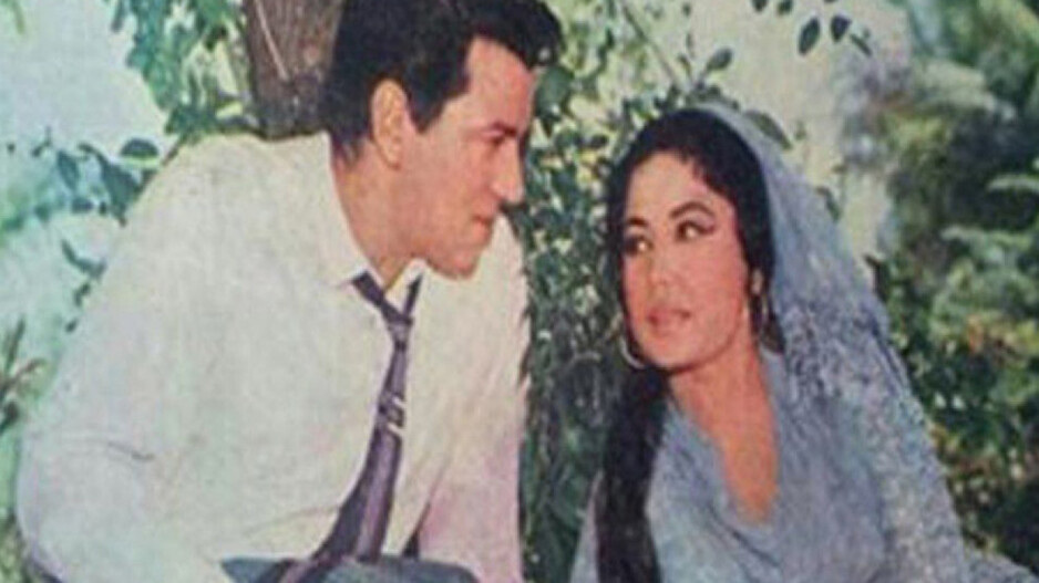 Dharmendra - Meena Kumari In A Film Scene