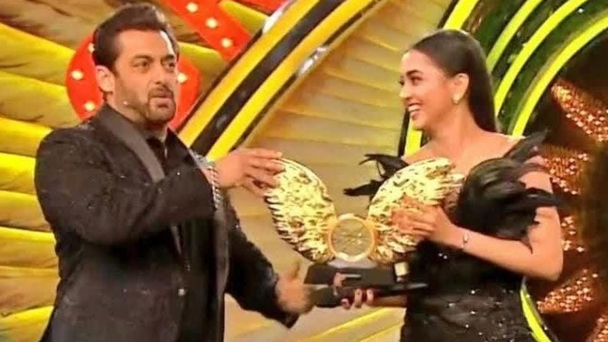 Bigg Boss 15: Tejasswi Prakash Lifts Trophy, Collects Cheque Of Rs 40 Lakh