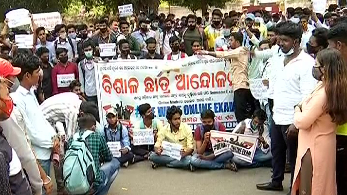 UG Students Hit Streets In Bhubaneswar