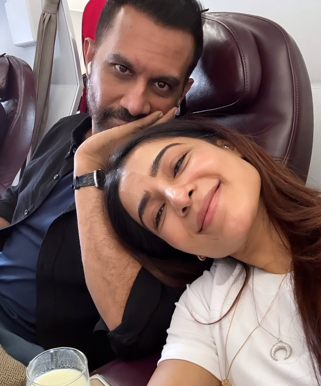 Samantha’s viral selfie with Raj Nidimoru 